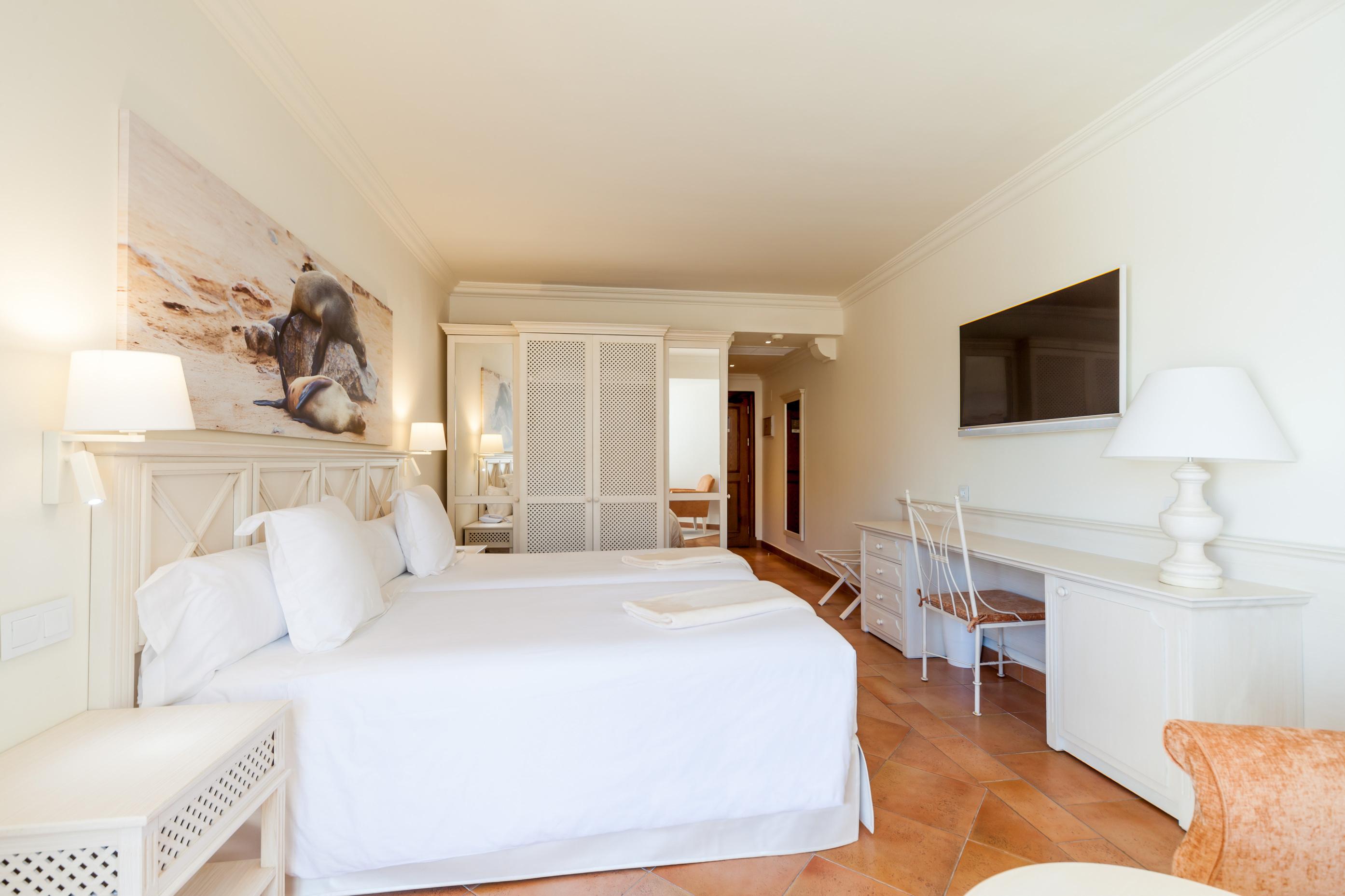 Iberostar Selection Andalucia Playa Hotel Chiclana de la Frontera Bagian luar foto A room at the hotel