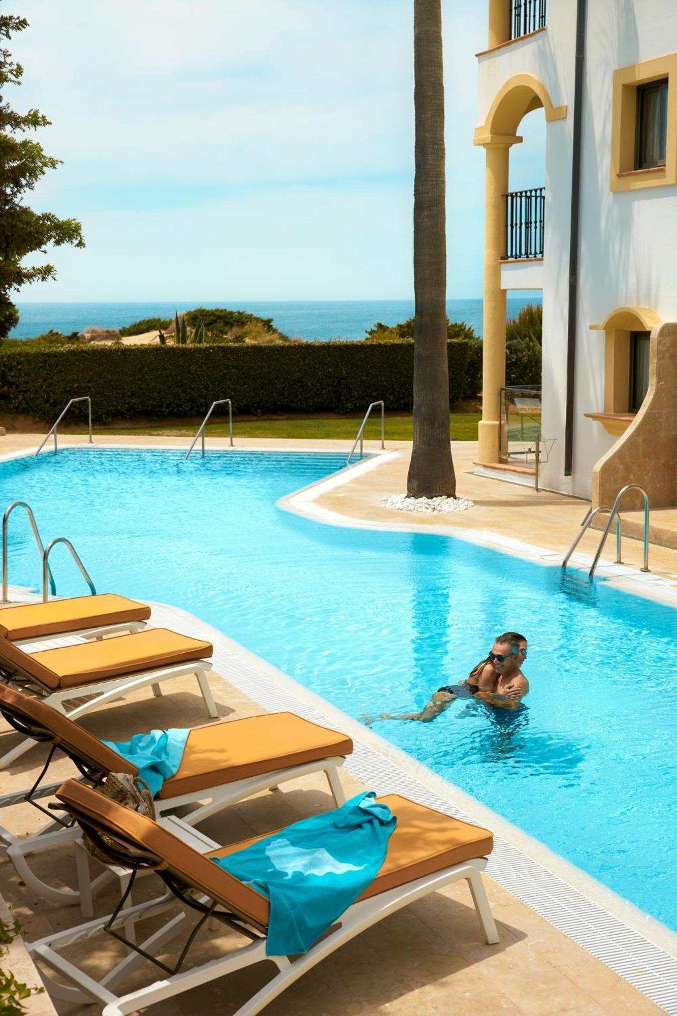 Iberostar Selection Andalucia Playa Hotel Chiclana de la Frontera Bagian luar foto A swimming pool